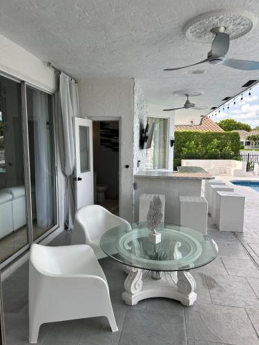 Lux 4 bedroom home on lake with pool! in Coral Springs (Florida)