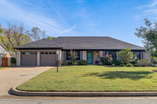 Pet-Friendly Home w/ Yard: 8 Mi to Downtown Tulsa! – khách sạn tại Southern Hills