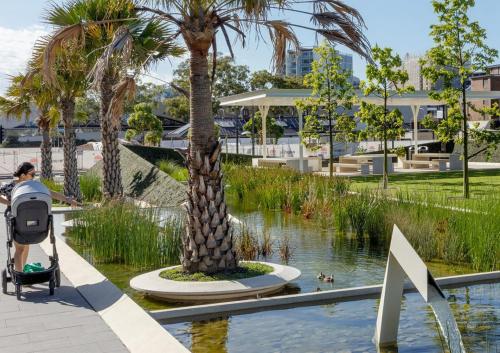 Stylish Inner-City Terrace Near Green Square - image 6