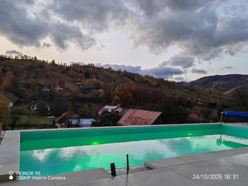 Emirage Pool & Spa in ซิมอน