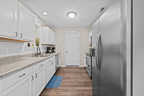 Iekārtas, 3 Bedroom Home with King Bed, Fenced Yard & Pool Table in James City (NC)