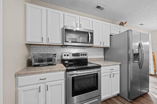 3 Bedroom Home with King Bed, Fenced Yard & Pool Table in James City (NC)