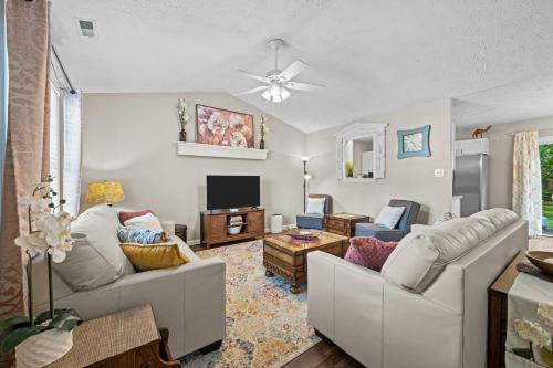 Iekārtas, 3 Bedroom Home with King Bed, Fenced Yard & Pool Table in James City (NC)