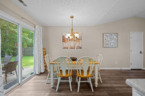 Iekārtas, 3 Bedroom Home with King Bed, Fenced Yard & Pool Table in James City (NC)