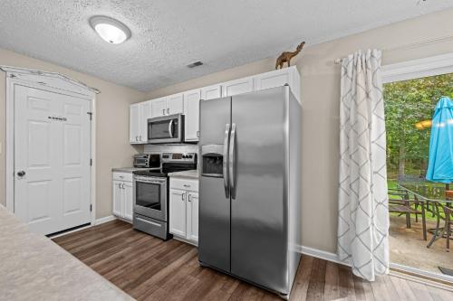 3 Bedroom Home with King Bed, Fenced Yard & Pool Table in James City (NC)