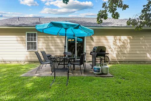 Iekārtas, 3 Bedroom Home with King Bed, Fenced Yard & Pool Table in James City (NC)