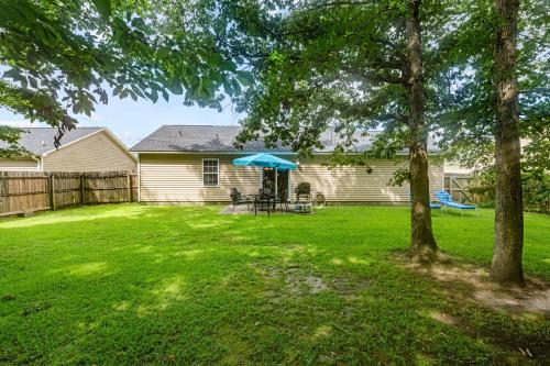 Viesnīcas āriene, 3 Bedroom Home with King Bed, Fenced Yard & Pool Table in James City (NC)