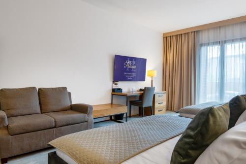 2 queen beds, 1 twin bed