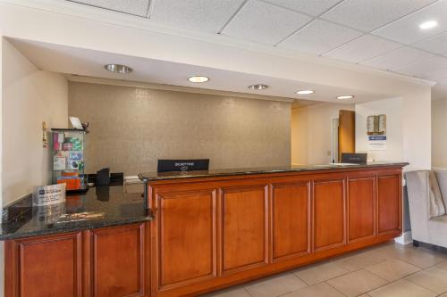 Best Western Plus Madison Inn - image 14