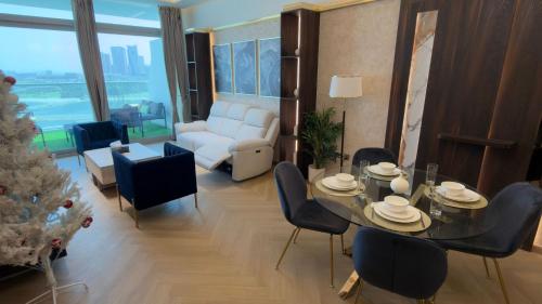 Beachside Palm Jumeirah 1 Br apartment - image 9