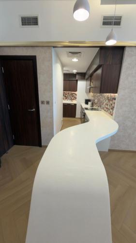 Beachside Palm Jumeirah 1 Br apartment - image 7