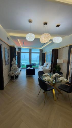 Beachside Palm Jumeirah 1 Br apartment - image 3