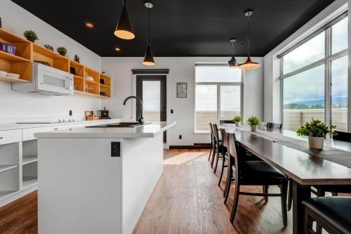 مطبخ, Raven Inn Whitehorse in وايت هورس