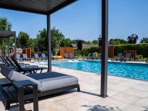 สระว่ายน้ำ, Chalet by Pond in Eindhoven Holiday Park in เวลโฮเวน