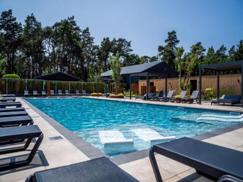 Úszómedence, Chalet in Brabant with Spacious Garden in Veldhoven