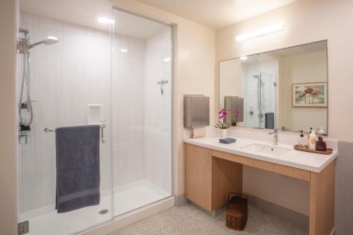 Bathroom, SF Zen Center Guestrooms in Haight Ashbury