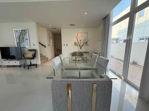 Spacious Fully Furnished 6BR Villa in Damac Hill2 - image 10