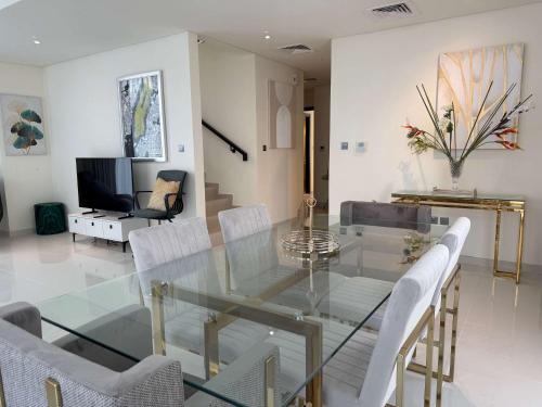 Spacious Fully Furnished 6BR Villa in Damac Hill2 - image 13