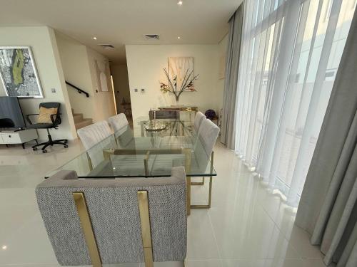 Spacious Fully Furnished 6BR Villa in Damac Hill2 - image 11