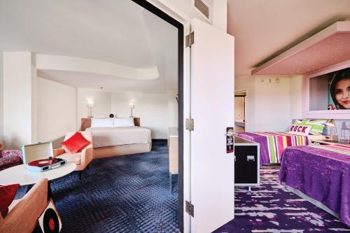 2 bedrooms, 4 beds