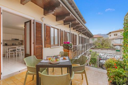 Petalo Bianco: 100m from Lake, Parking and Balcony - Happy Rentals
