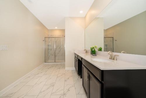 RP2769 Storey Lake Condo 5 Bed 5 Bath Private Pool & Free Waterpark - image 4
