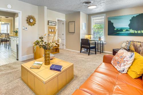 2 Mi to Riverwalk Cozy Pueblo Home with Fenced Yard in 東邊
