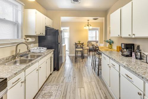 2 Mi to Riverwalk Cozy Pueblo Home with Fenced Yard in 東邊