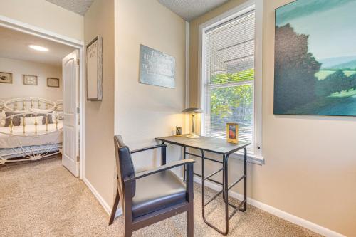 2 Mi to Riverwalk Cozy Pueblo Home with Fenced Yard in 東邊