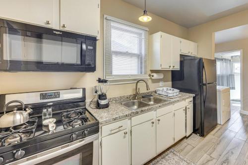 2 Mi to Riverwalk Cozy Pueblo Home with Fenced Yard in 東邊
