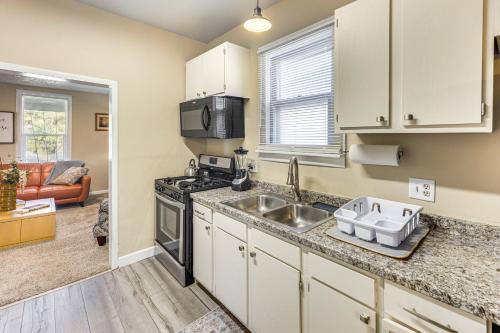 2 Mi to Riverwalk Cozy Pueblo Home with Fenced Yard in 東邊