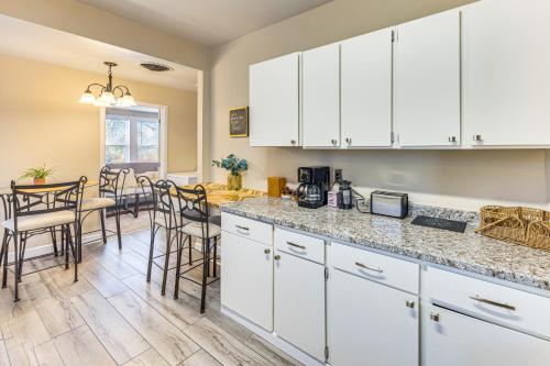 2 Mi to Riverwalk Cozy Pueblo Home with Fenced Yard in 東邊
