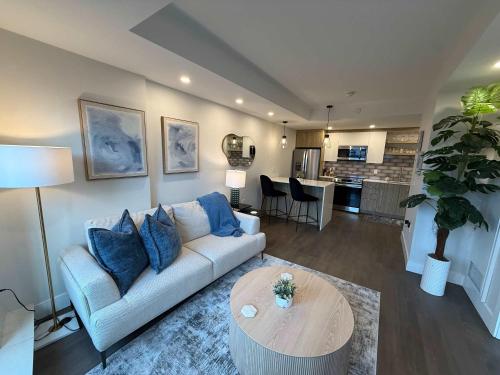 Bright 1 BR with waterview and 6 appliances
