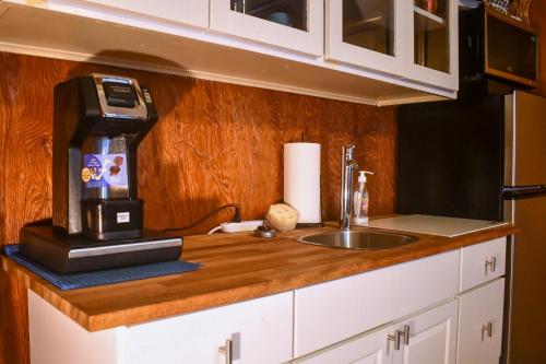 8 Mi to Broadway WFH-Friendly Nashville Duplex! in Nashville, USA