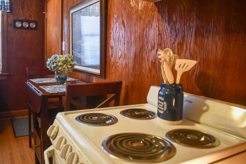 8 Mi to Broadway WFH-Friendly Nashville Duplex! in Nashville, USA