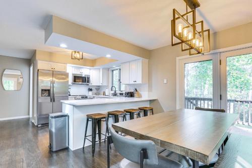 6 Mi to Bushkill Falls Secluded Home with Game Room in บุชคิล (พีเอ)