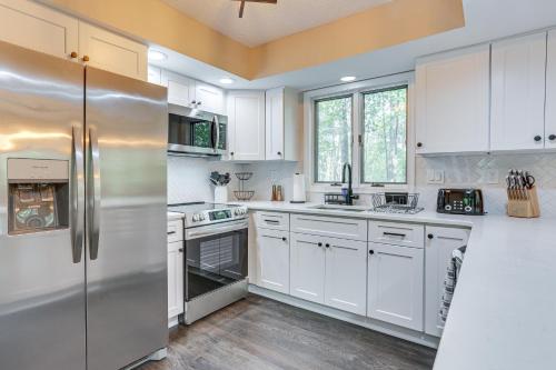 6 Mi to Bushkill Falls Secluded Home with Game Room in บุชคิล (พีเอ)