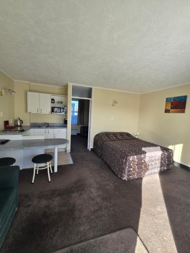 1 king bed, 2 twin beds