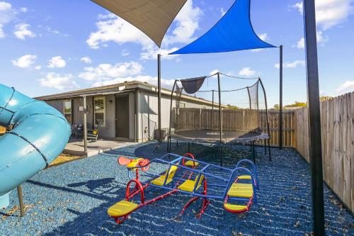 6 Mi to Waco! Home for Families + Pets – khách sạn tại Lacy Lakeview
