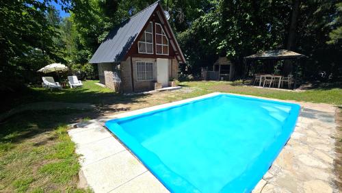 Casa con PILETA al borde del RIO