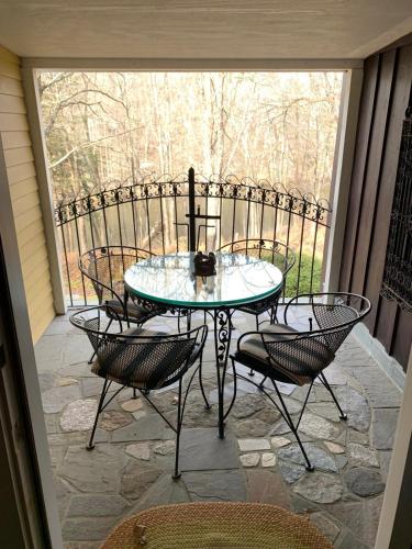 陽台/露台, Luxurious Riverfront Cottage with a Hot Tub and a Fireplace near the Twin Lakes, Connecticut in 雷克維爾