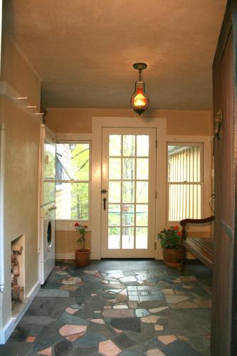 Luxurious Riverfront Cottage with a Hot Tub and a Fireplace near the Twin Lakes, Connecticut in 雷克維爾