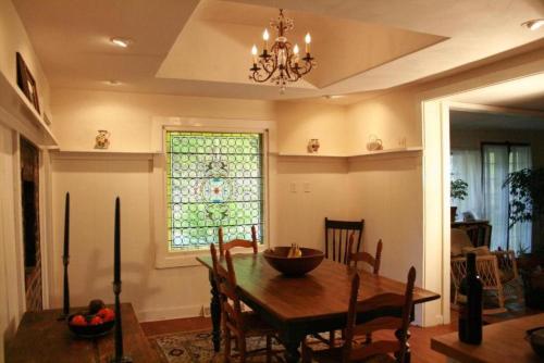 設施, Luxurious Riverfront Cottage with a Hot Tub and a Fireplace near the Twin Lakes, Connecticut in 雷克維爾