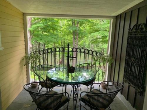 陽台/露台, Luxurious Riverfront Cottage with a Hot Tub and a Fireplace near the Twin Lakes, Connecticut in 雷克維爾