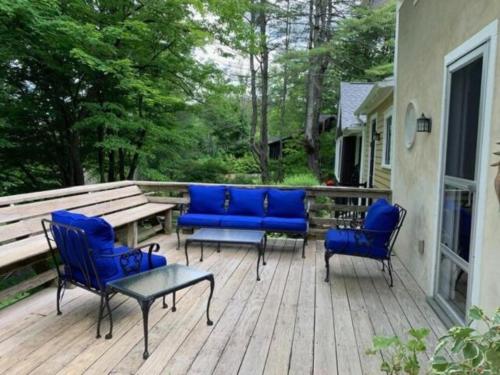 陽台/露台, Luxurious Riverfront Cottage with a Hot Tub and a Fireplace near the Twin Lakes, Connecticut in 雷克維爾