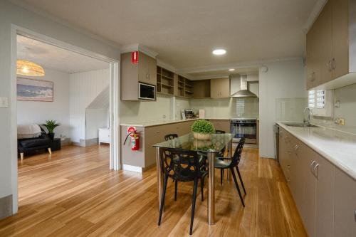 Waves Motel and Apartments in 瓦南布爾