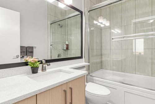 Shower, 8BR New Spacious Home White Rock HVAC Free Parking in White Rock (BC)