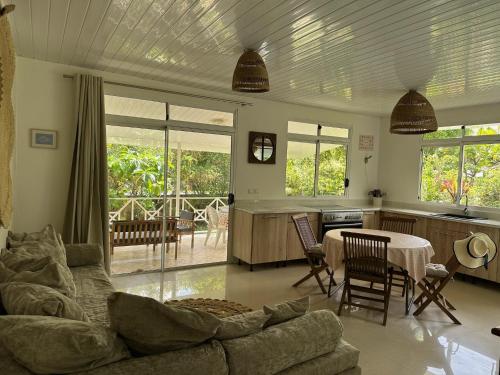 Vairani Lodge in Teluk Faaroa