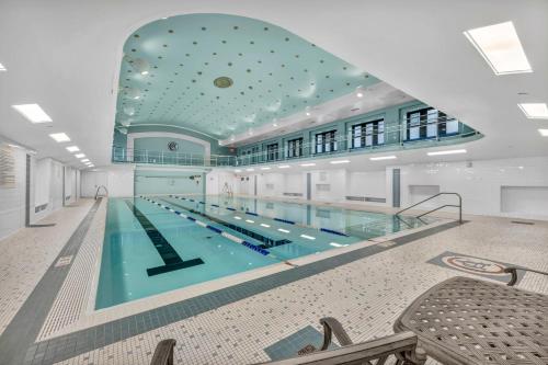 Luxe Flat with Heated Pool Sauna Rooftop Deck Gym, Cleveland (photo 4)