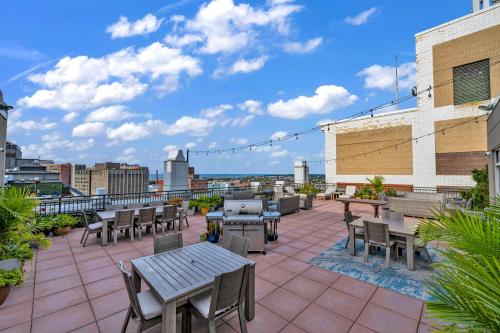 Luxe Flat with Heated Pool Sauna Rooftop Deck Gym, Cleveland (photo 5)
